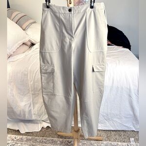 Lululemon Light Utilitech Cargo Pocket
High-Rise Pant natural ivory Sz 29